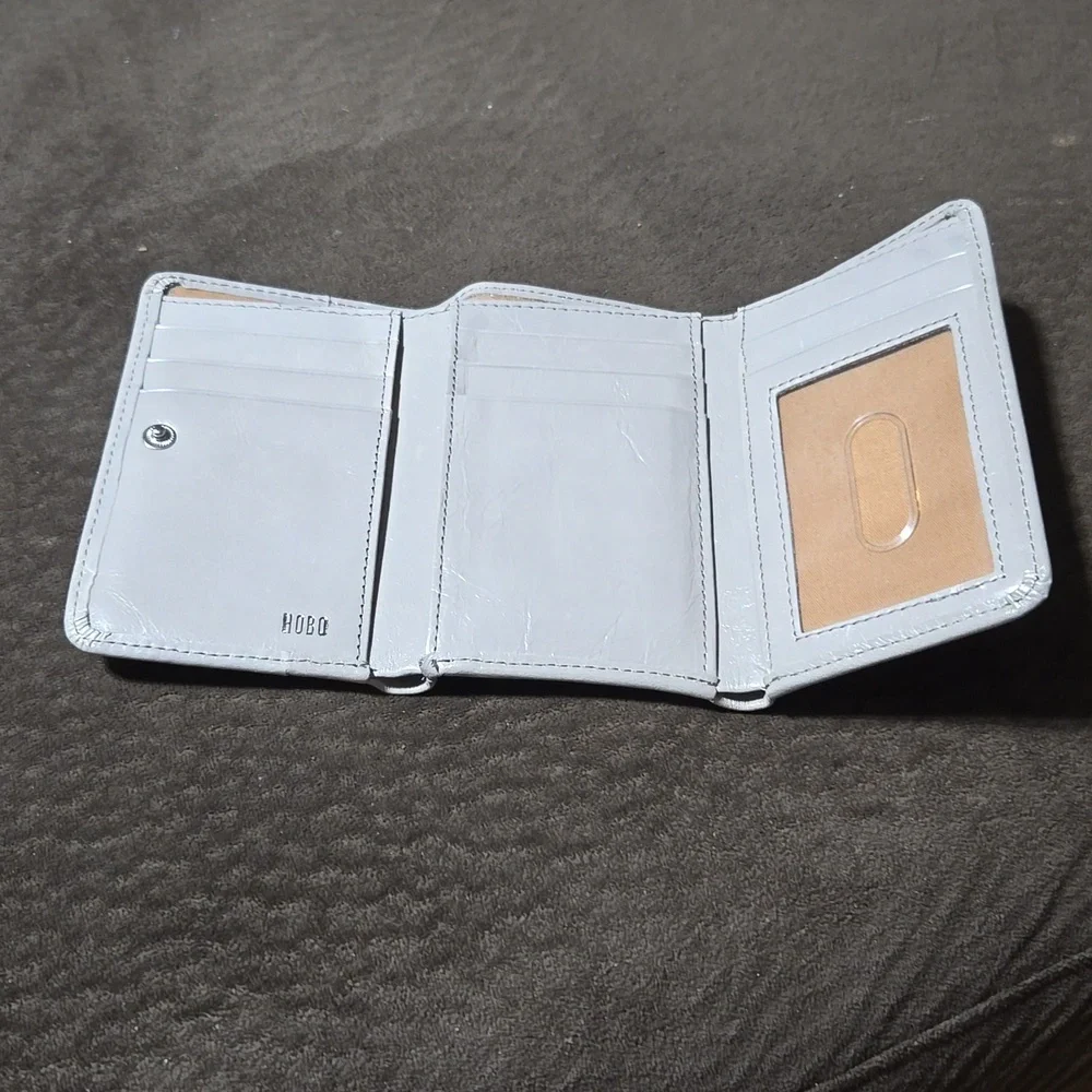 Compact Wallet - Picture 2 of 9